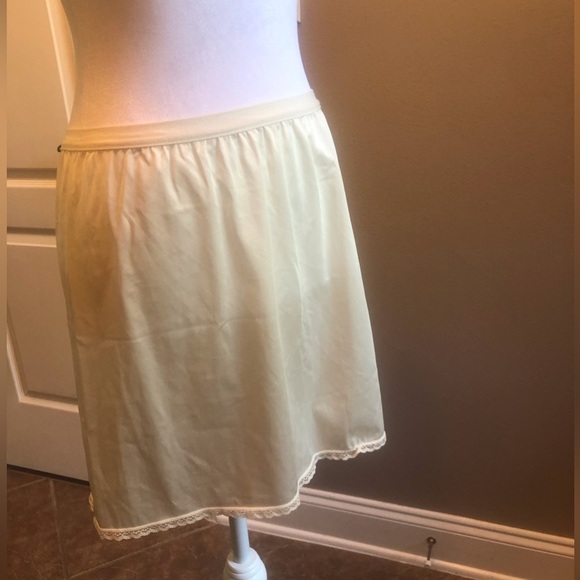 Vintage Vanity Fair Half Slip Candlelight Size Small - Picture 4 of 6